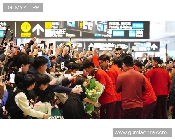 球员赛后感谢粉丝热情接机，机场变“球迷海”